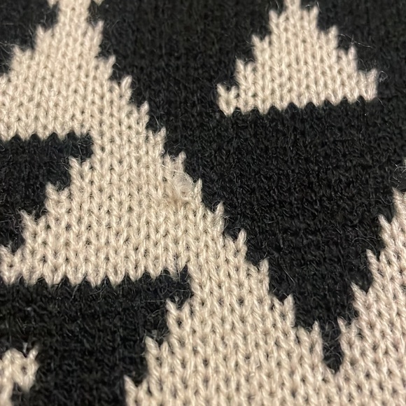 Womens BCBGMaxazria 3/4" Sleeve Aztec Chunky Knit Cardigan. Size S/M - Picture 6 of 6